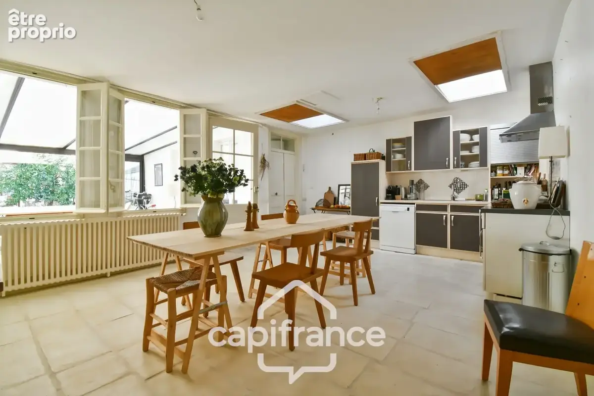 En CHARENTE MARITIME, A SAINT JEAN D'ANGELY (17), Maison de caractère à vendre 12 pièces  avec jardin, proche commerces - photo 17