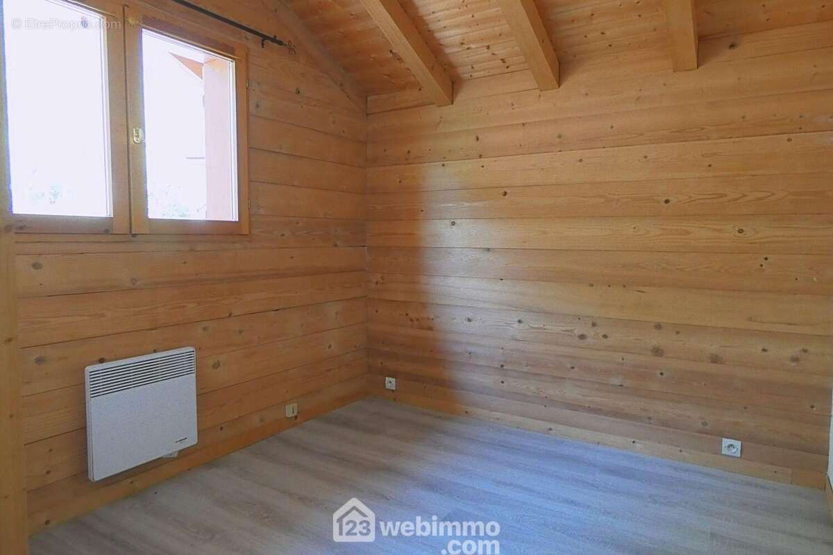 Un bureau parfait pour le télétravail ou une chambre d'enfant... - Maison à UGINE