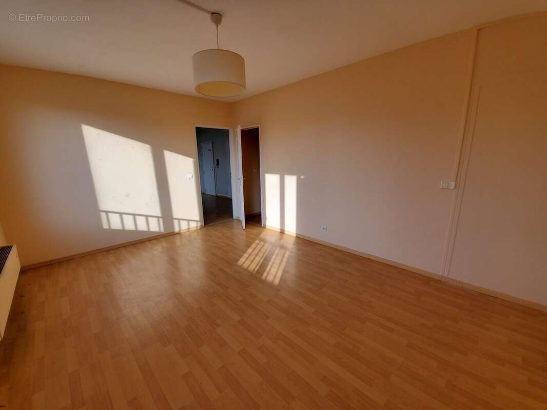 Commerce à MEZY-SUR-SEINE