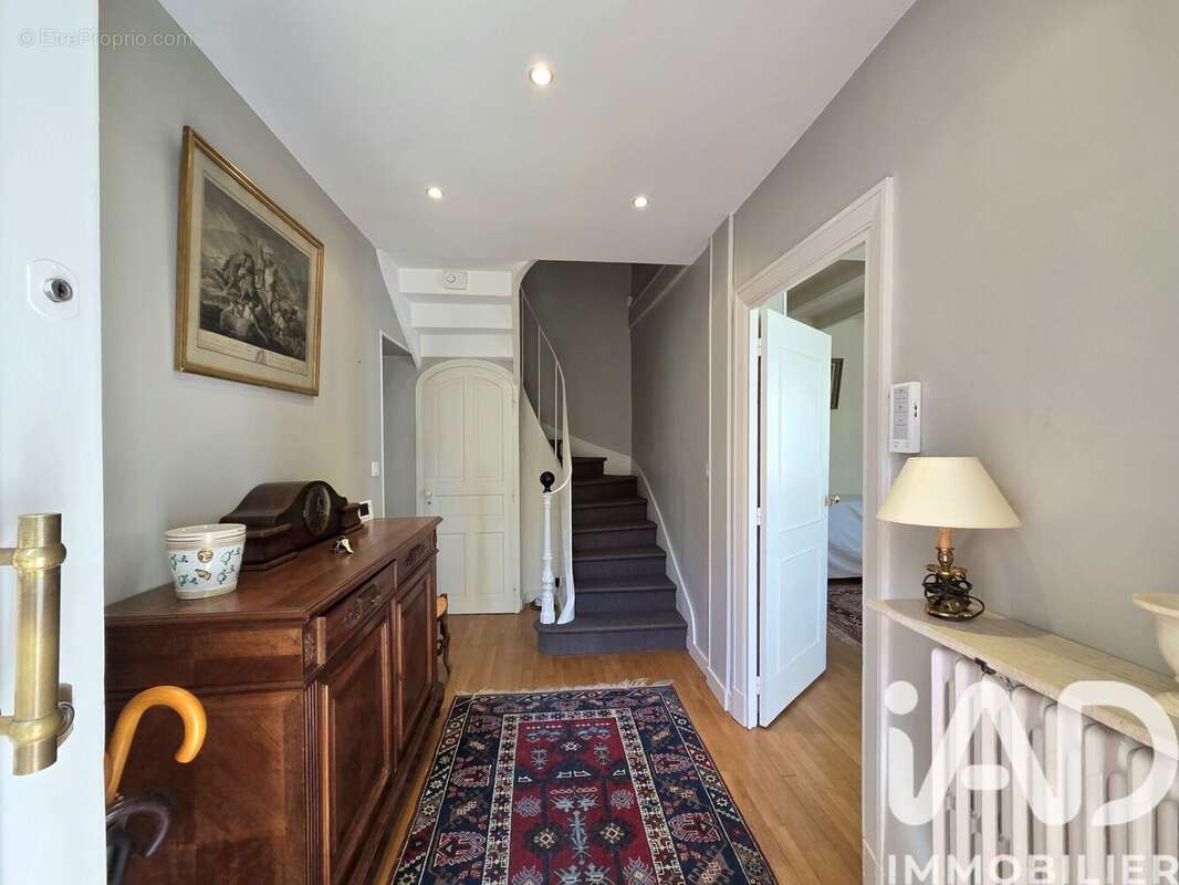 Maison 211 m² à Vouneuil-Sous-Biard  - photo 4