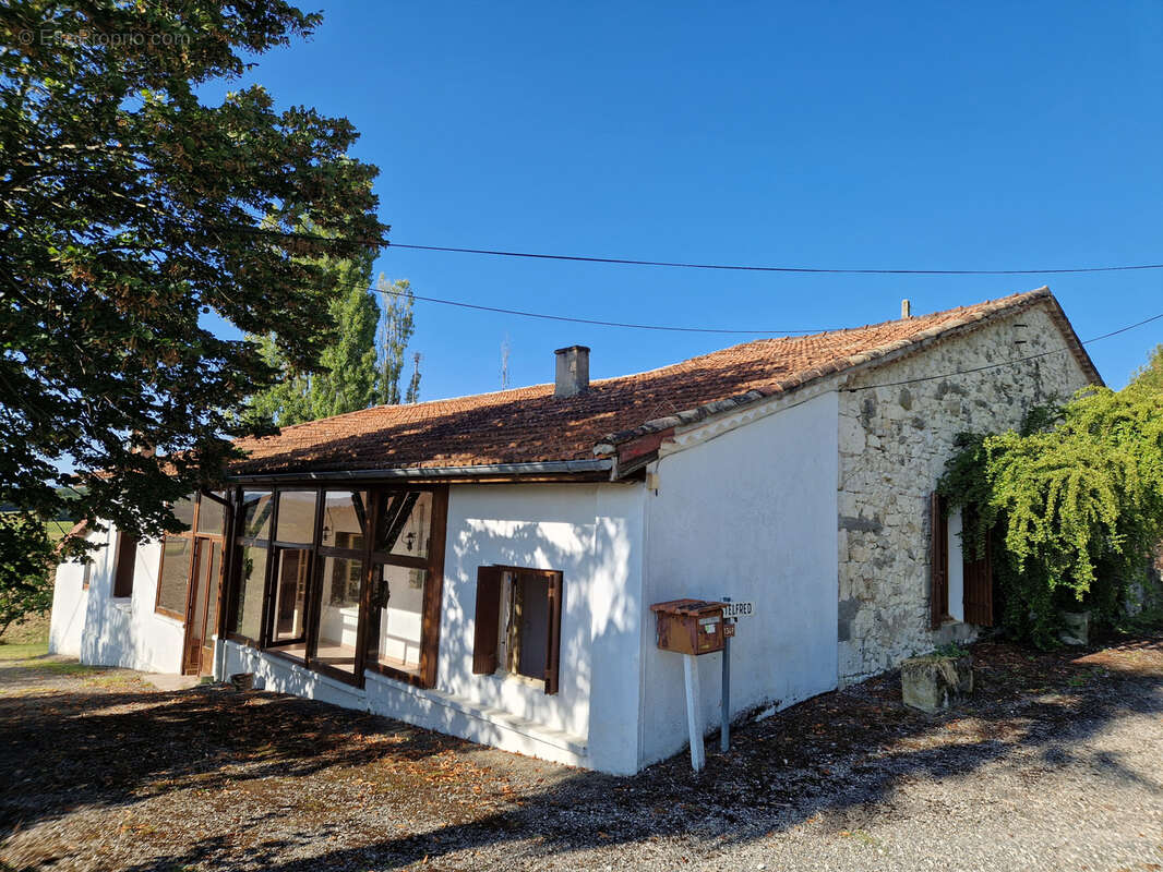 Proche VILLERÉAL, EN PLEINE CAMPAGNE, ancienne ferme à rénover...potentiel intéressant ! - photo 2