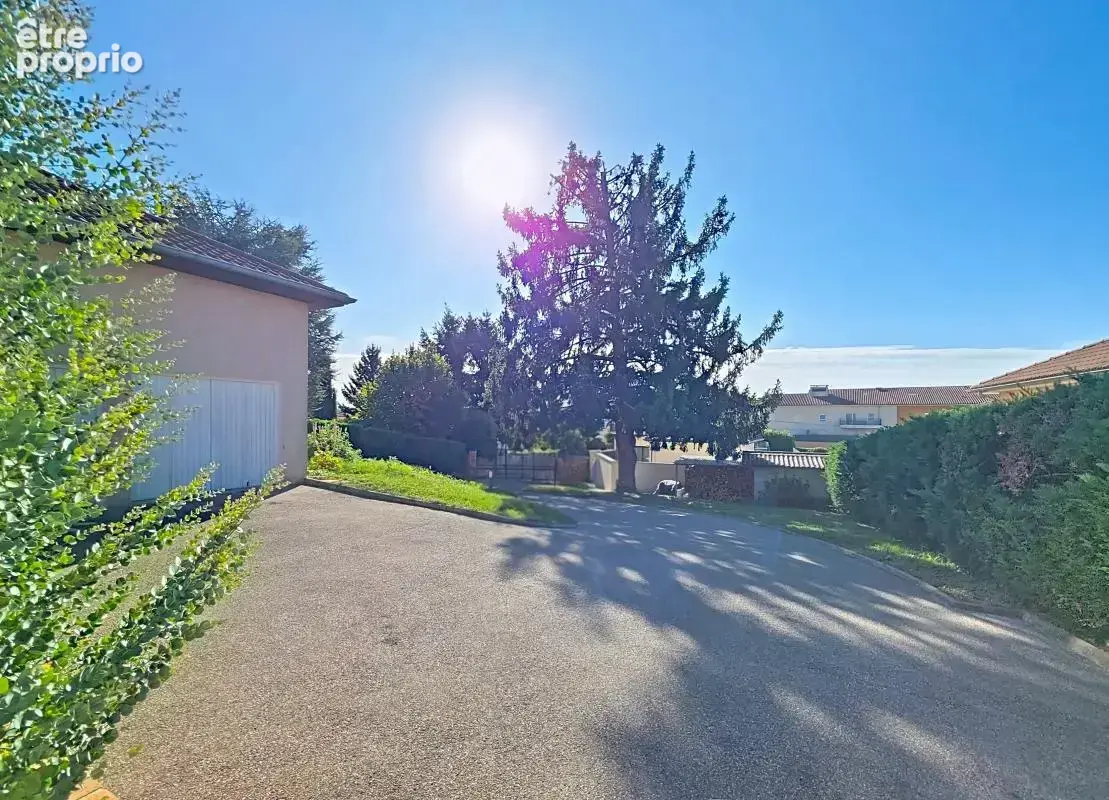 Maison - 3 Chambres - Sous sol complet - Cave - Double Garage - Deux terrasses - Pergola - Piscine - Jardin - Proche toutes comm - photo 5