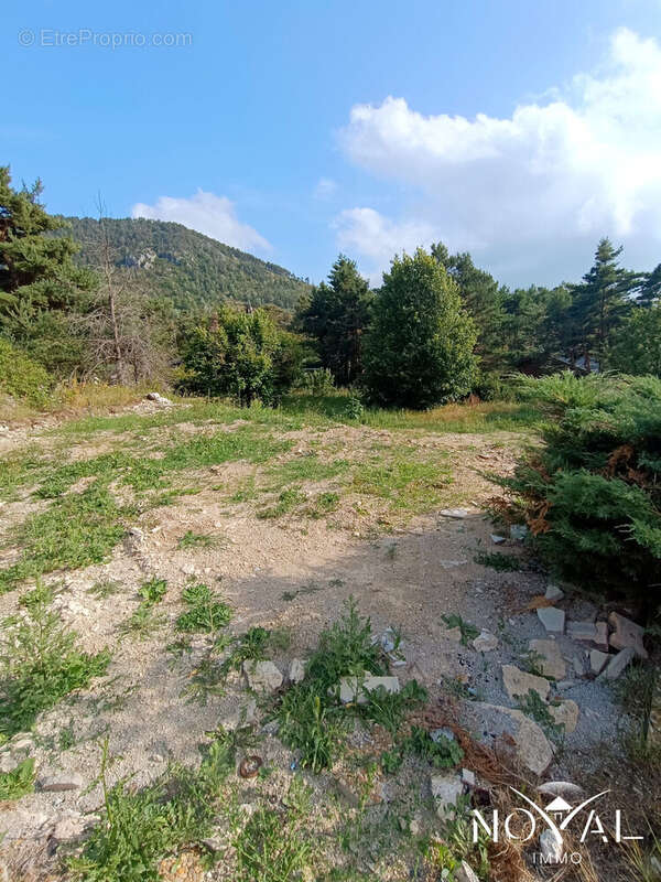 Terrain 1360 m² à Seranon  - photo 2