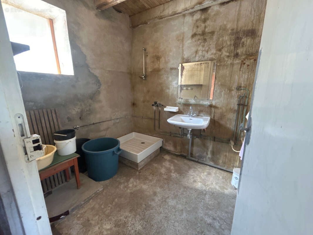 QUISTINIC   Maison avec dépendances sur un terrain de 2 327 m2 - photo 12