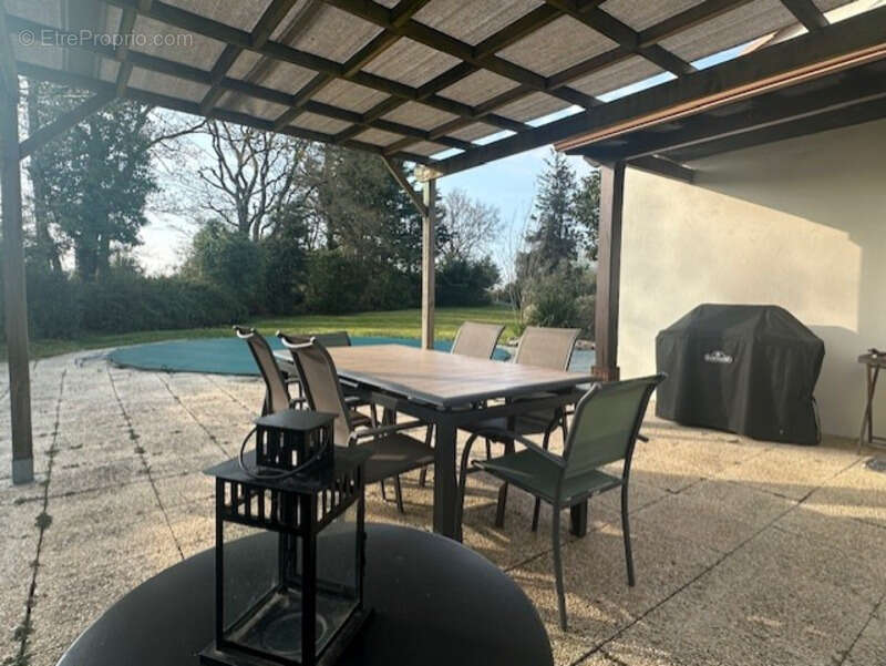 La Roche-sur-Yon Sud, sur la commune d'Aubigny, maison de style rétais de 179 m², 5 chambres, 2334 m² avec piscine - photo 4