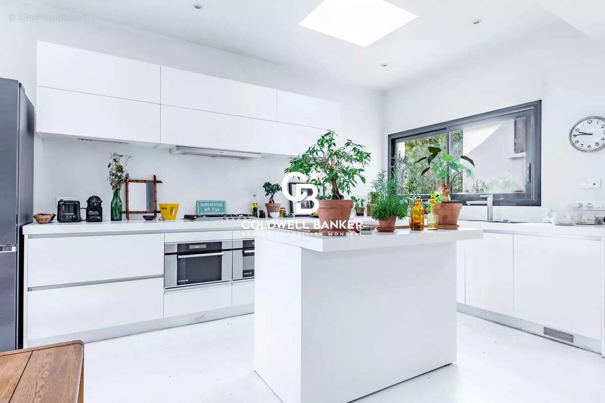 Maison à MARNES-LA-COQUETTE