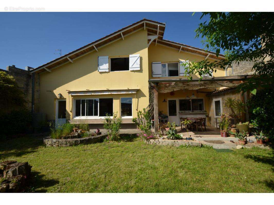 Maison à SAINT-MEDARD-DE-GUIZIERES