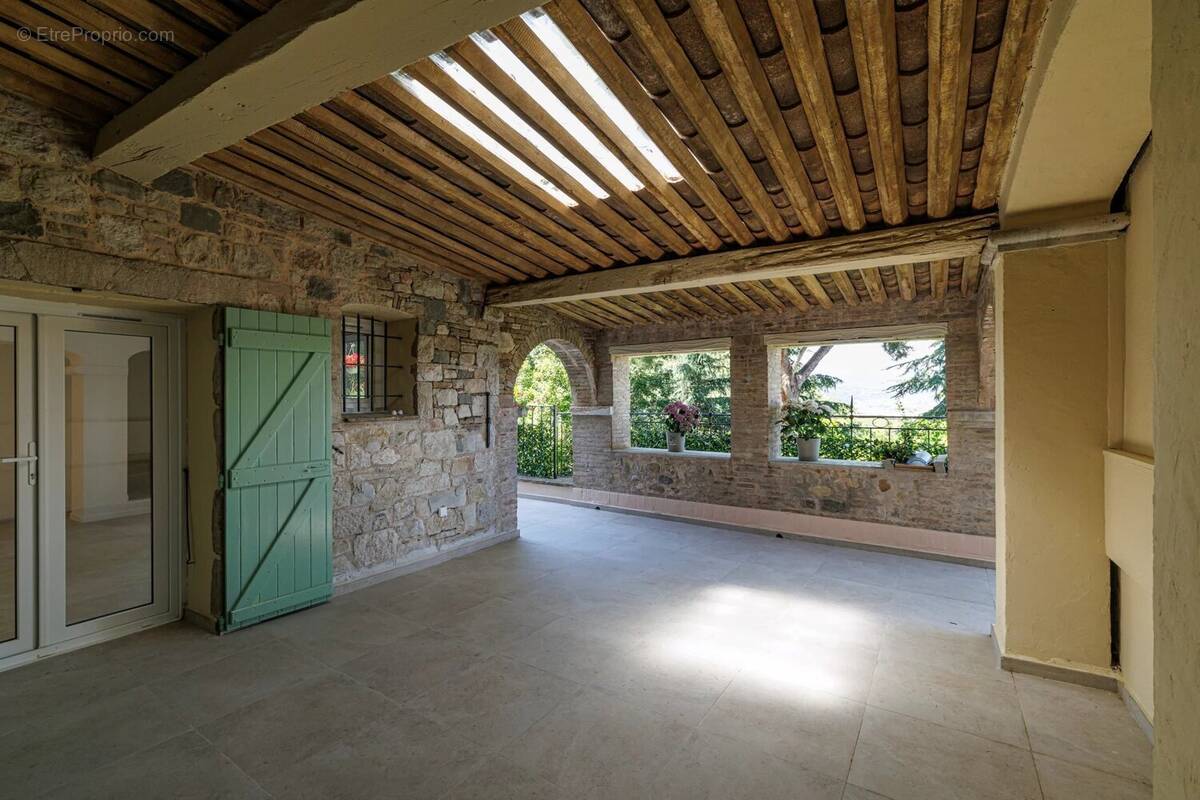 Appartement à SAINT-LAURENT-DU-VAR