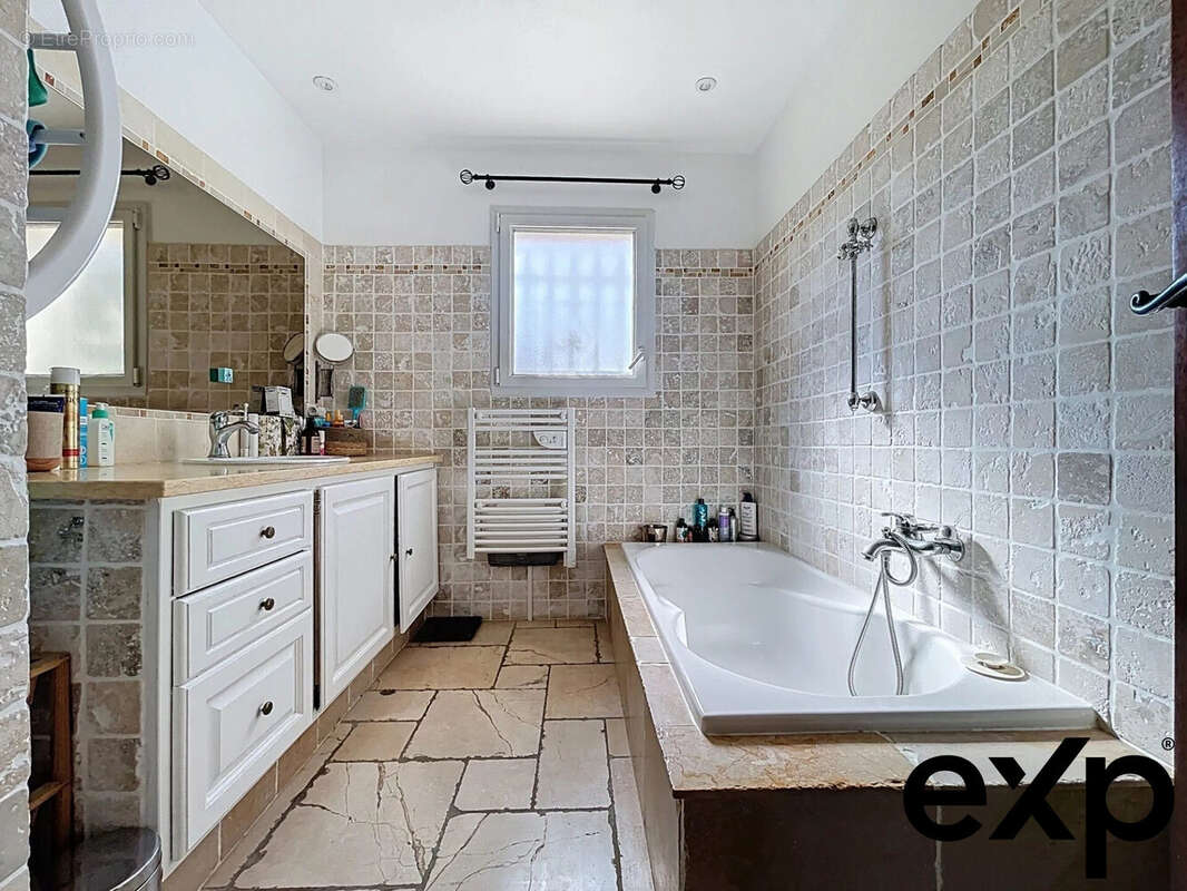 Maison à ROQUEBRUNE-SUR-ARGENS