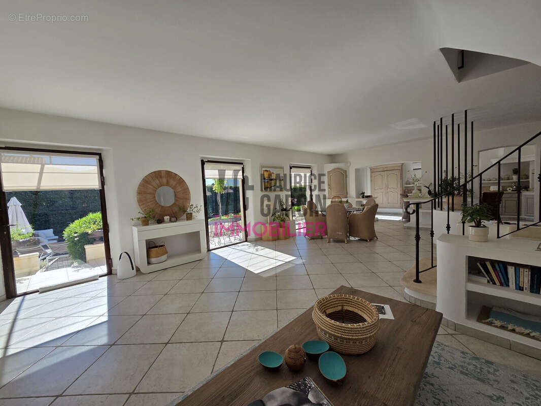 Maison 165 m² à Lagnes  - photo 2