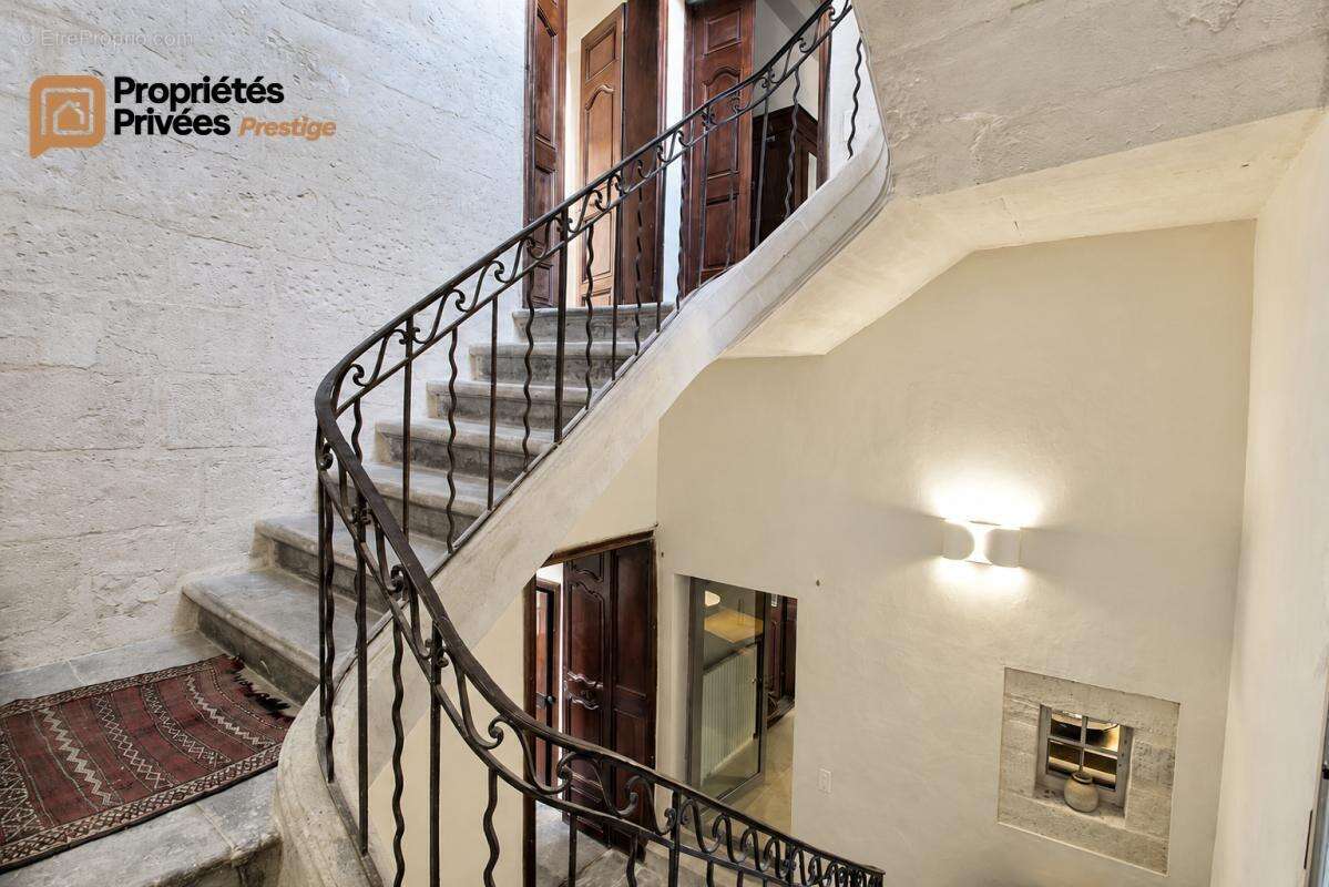 UZÈS : Une adresse d'exception Hôtel particulier de 316 m², vendu dans son intégralité, sur la prestigieuse Place Dampmartin - photo 11