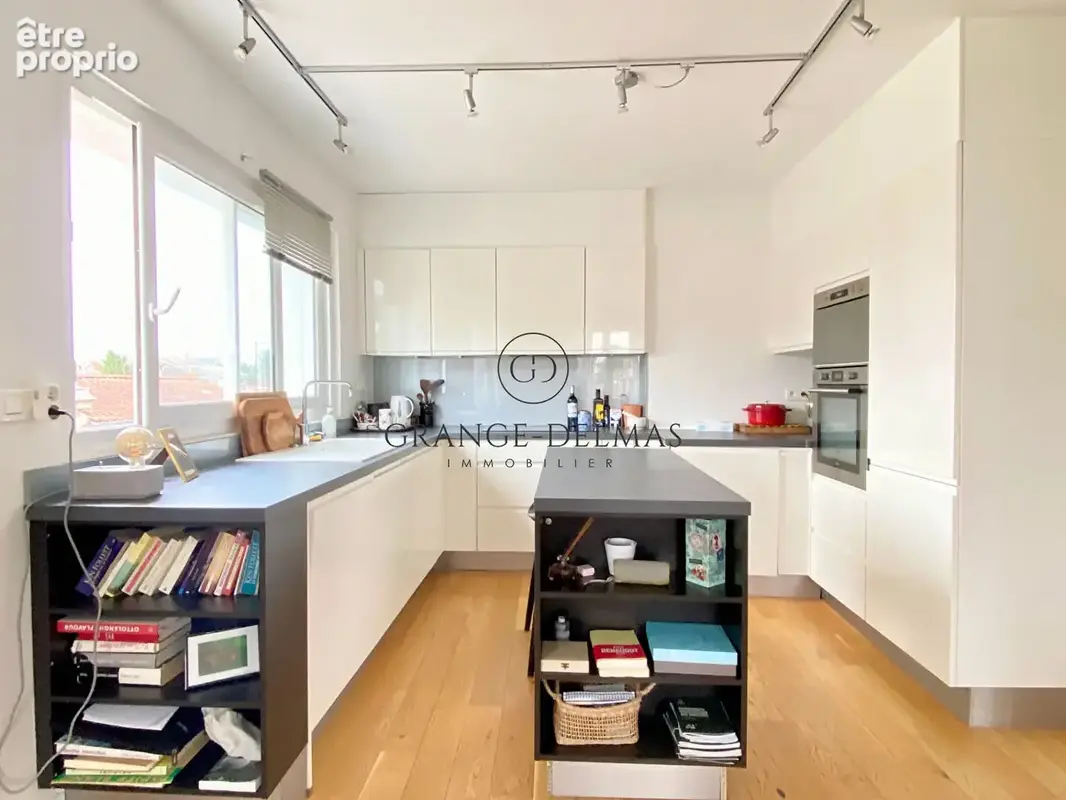 Appartement immeuble pierre avec 2 chambres, dernier étage, double exposition - SAINT SEURIN - photo 8