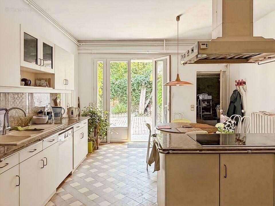 Maison 248 m² à Saint-Cyr-La-Riviere  - photo 4