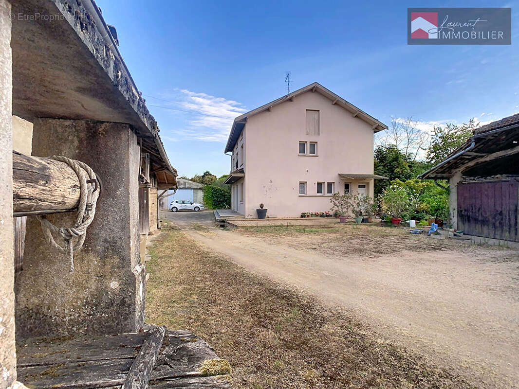 Ensemble immobilier avec maison d'habitation, ancienne ferme, nombreuses dépendances et terrain de 6 236 m² - photo 3