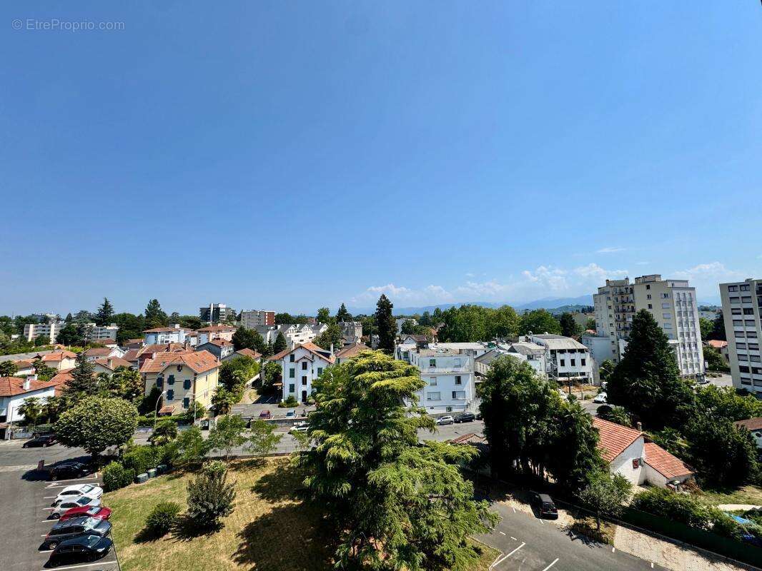 T4 rénové de 82 m² – Dernier étage, vue dégagée, ascenseur et garage - photo 4