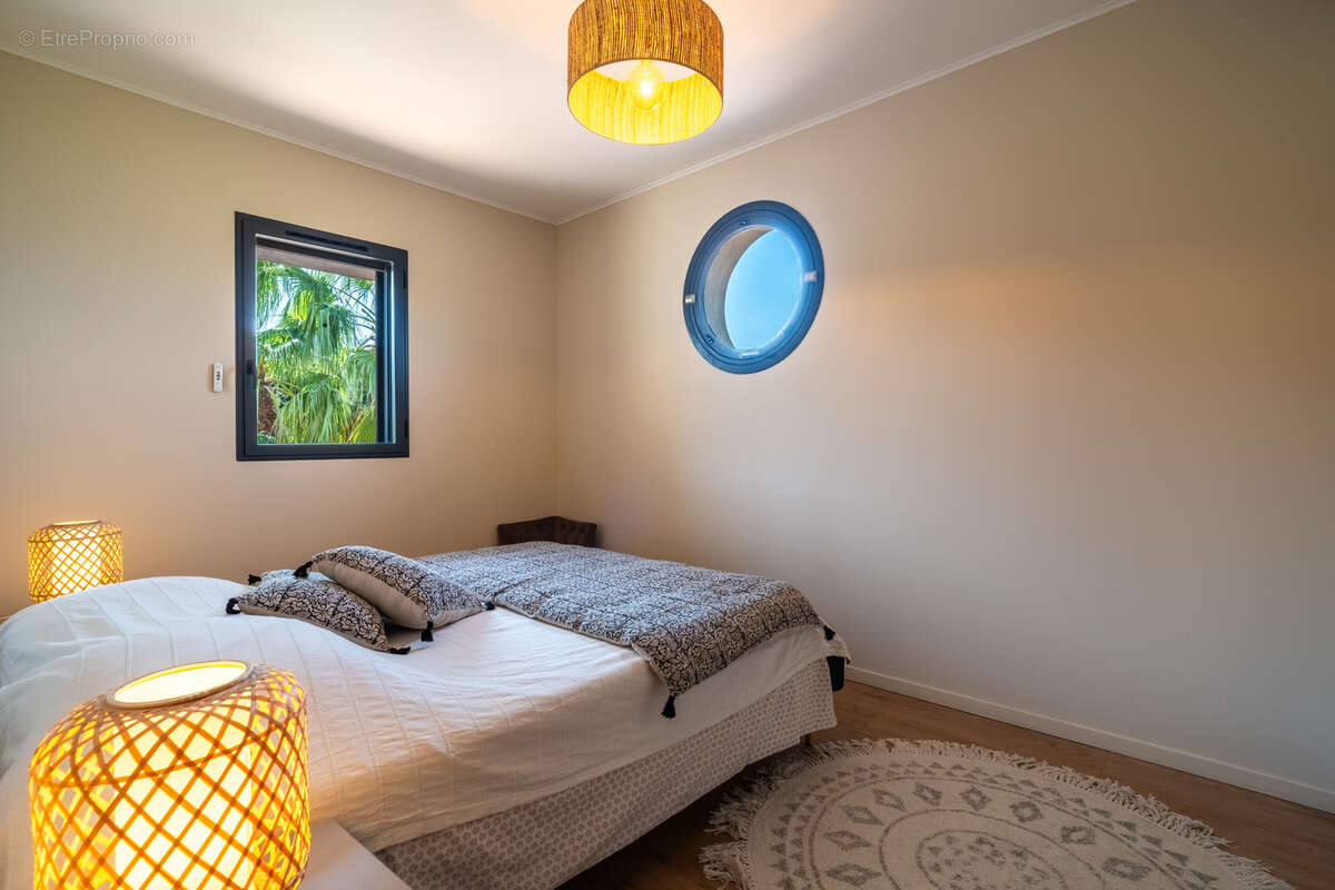 Villa d'architecte : élégance contemporaine et prestations de qualité au cœur d'une résidence privée - photo 16