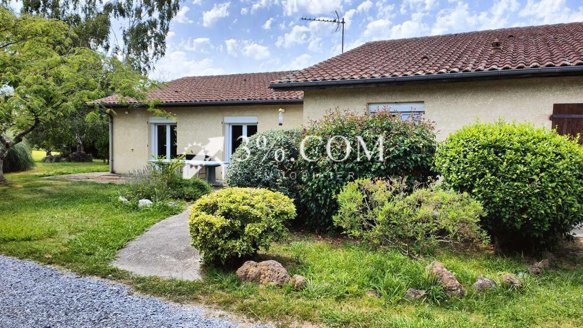 Maison 4 chambres 2700 m2 de terrain - photo 2