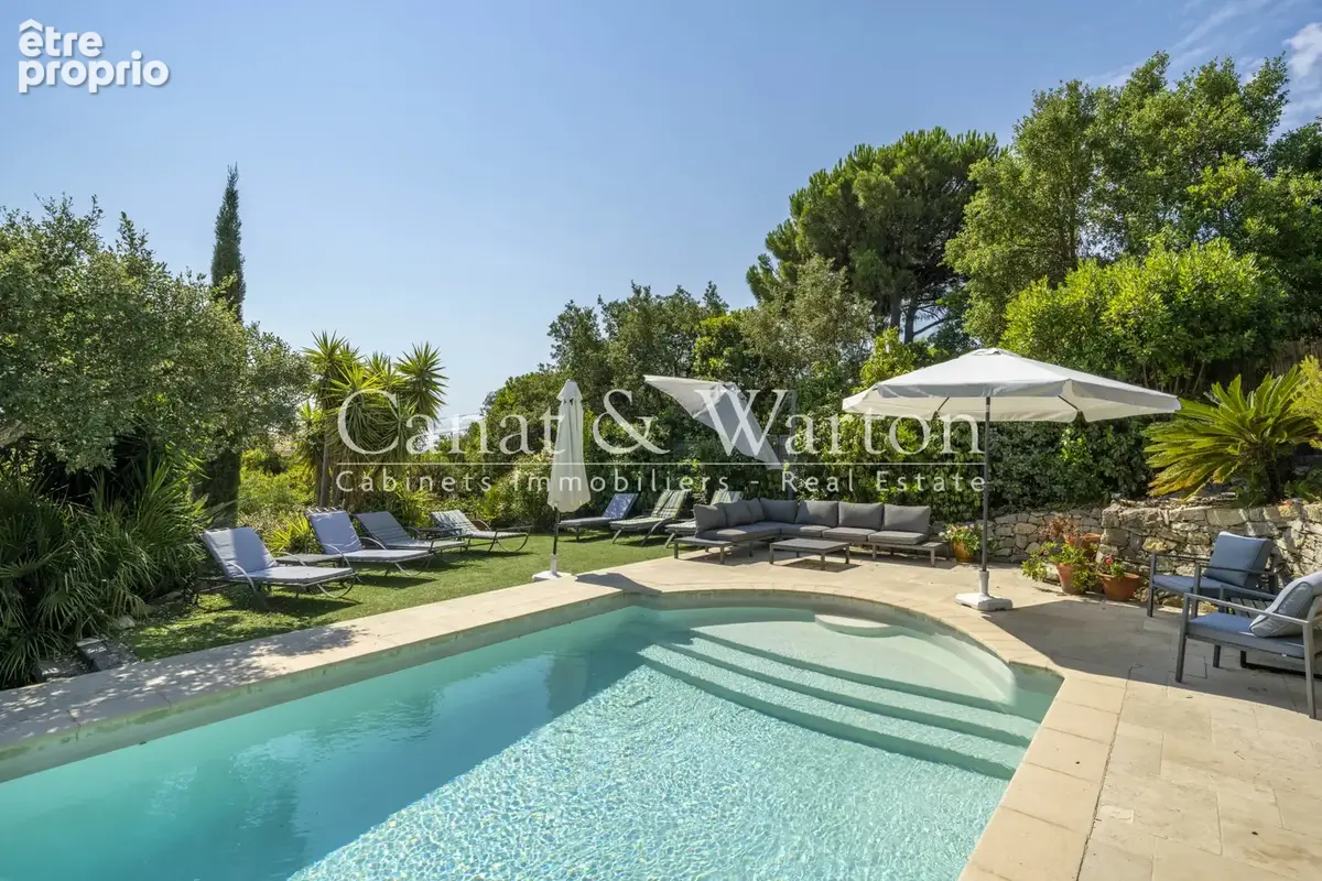 Proche de la plage avec une vue panoramique: villa rénovée à cavalaire avec piscine - photo 2