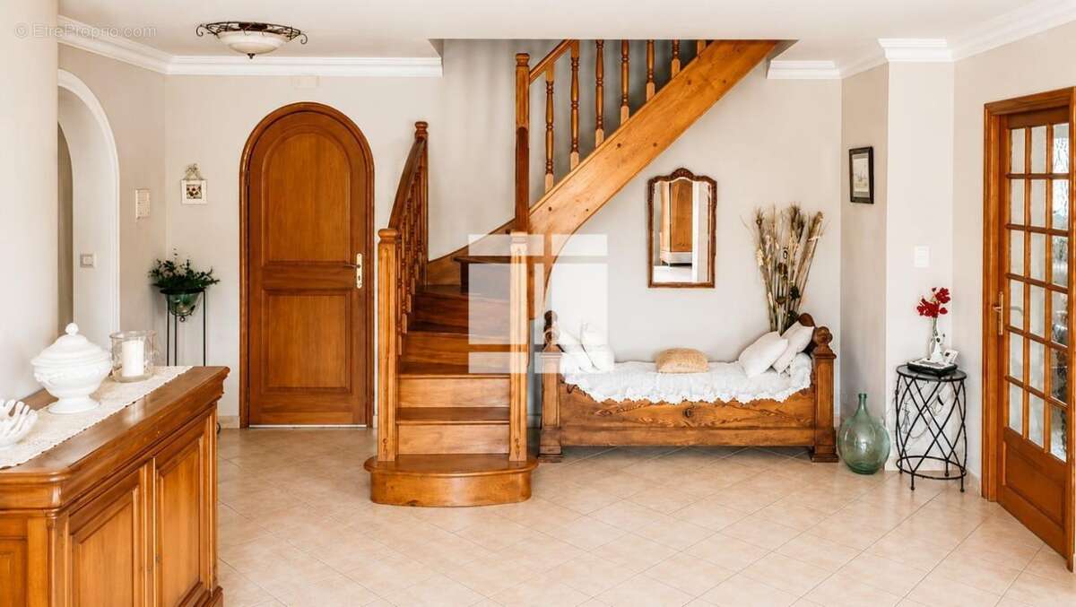Charmante villa de 167m2 avec piscine édifiée sur un terrain de 2 722m2 - photo 8