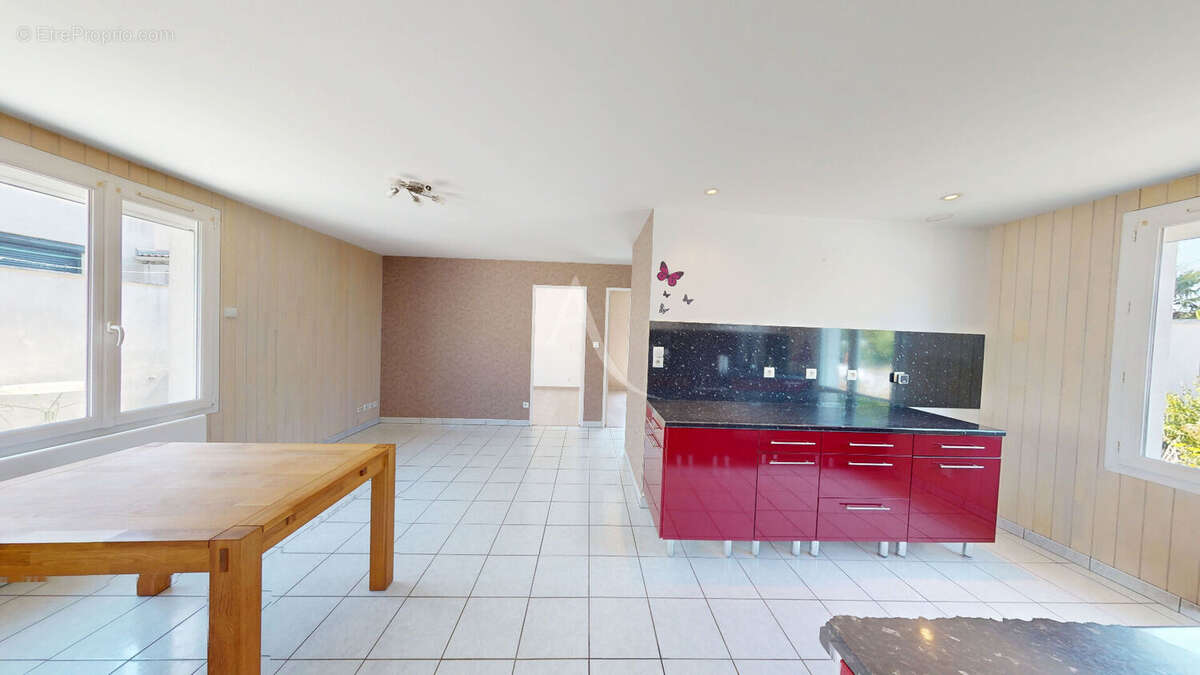 Maison de plain-pied à vendre à Saint-Jean-de-Braye, 2 chambres, garage, panneaux solaires et climatisation - photo 2