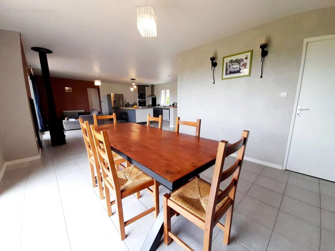 Maison contemporaine au calme avec quatre chambres et 1,3 hectare - photo 3
