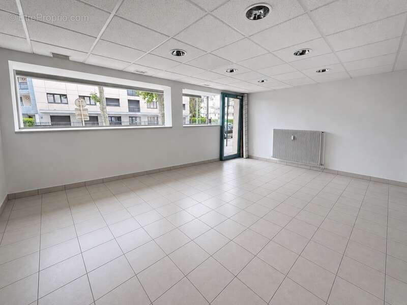 Local commercial avec vitrine et appartement T3 – Bien rare à usage mixte - photo 2