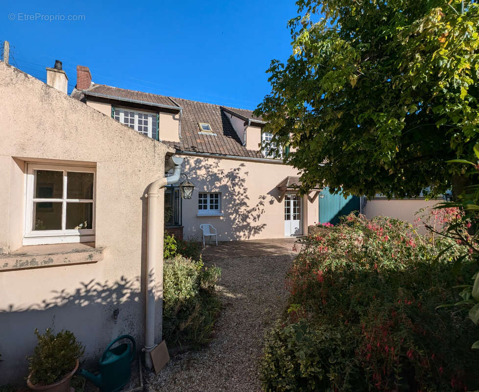 Maison à LA QUEUE-LES-YVELINES