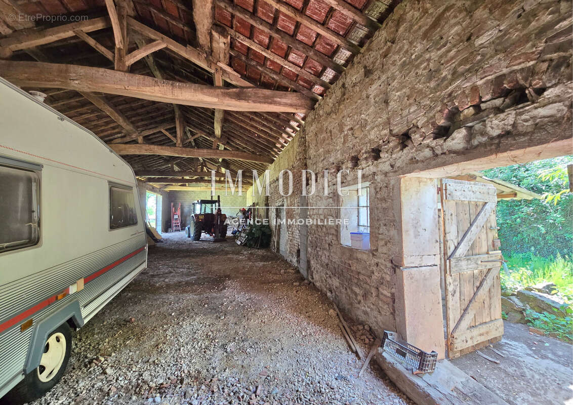 Grange à aménager de 430 m2 au sol sur 3000m2 de terrain - photo 3