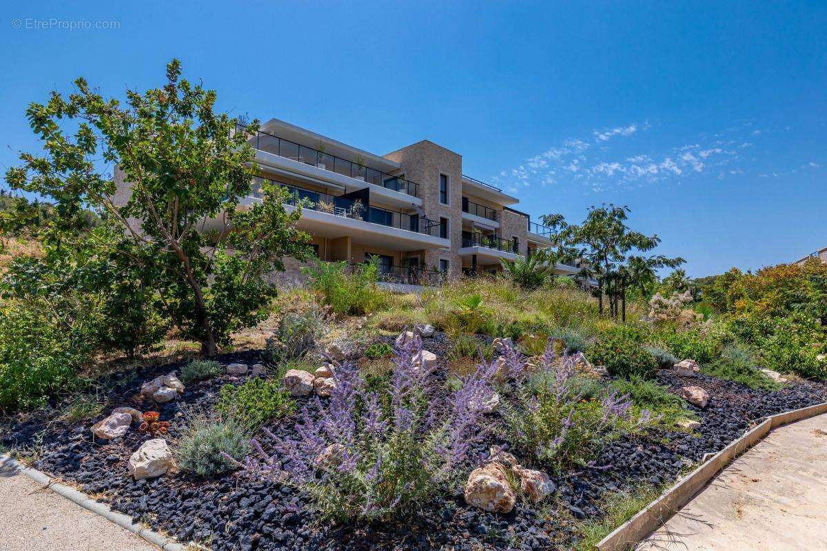 Appartement f2 avec vue mer et terrasse a vendre dans residence de luxe sur la cote d'azur - photo 11