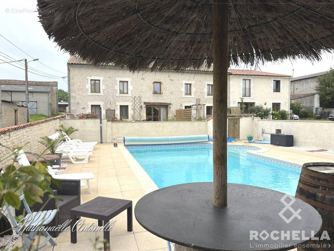 piscine vue  des 3 gîtes - Maison à AULNAY