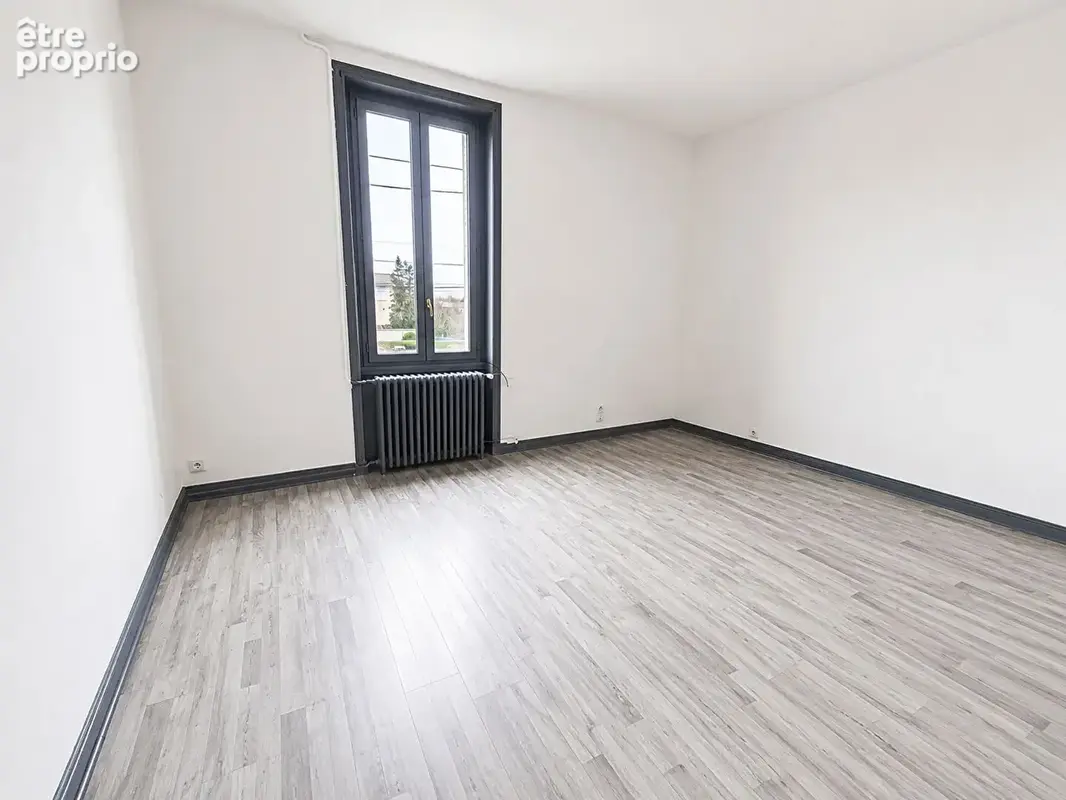 Immeuble de rapport - 3 appartements  + Une maison avec cour et garage - photo 2