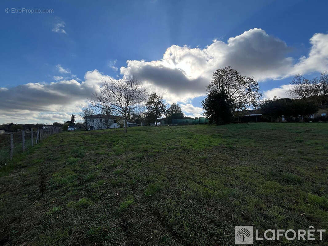Terrain à SAINT-PIERRE-DE-LAGES