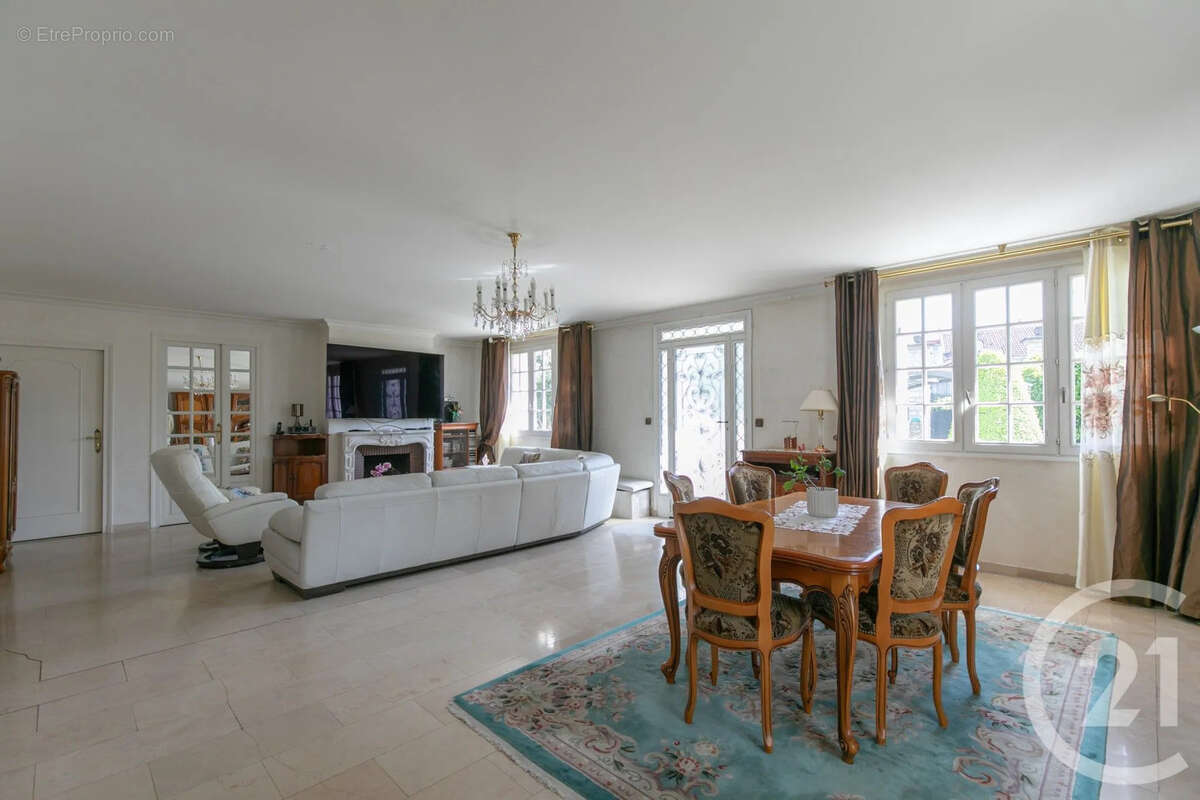 Maison à SAINT-MAUR-DES-FOSSES