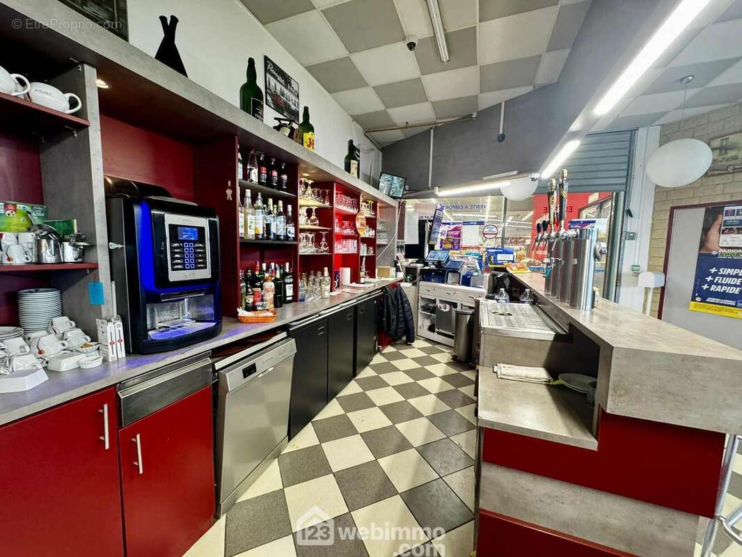 Un bar équipé avec lave-vaisselle et pompe à bière, prêt pour un service efficace - Commerce à FRESNOY-LE-GRAND