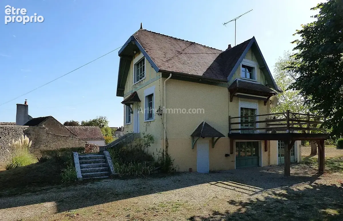 Maison à NOYERS