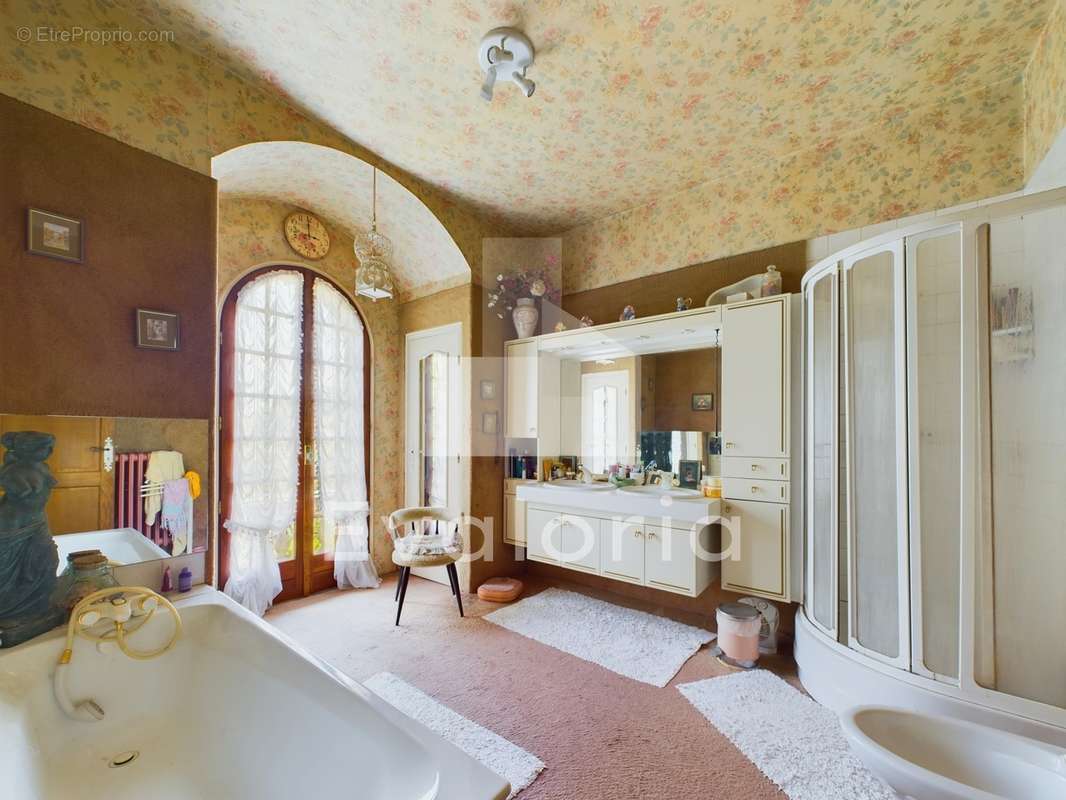 Maison 5 pièces de 170 m² avec garage de 170 m² et jardin arboré - photo 9