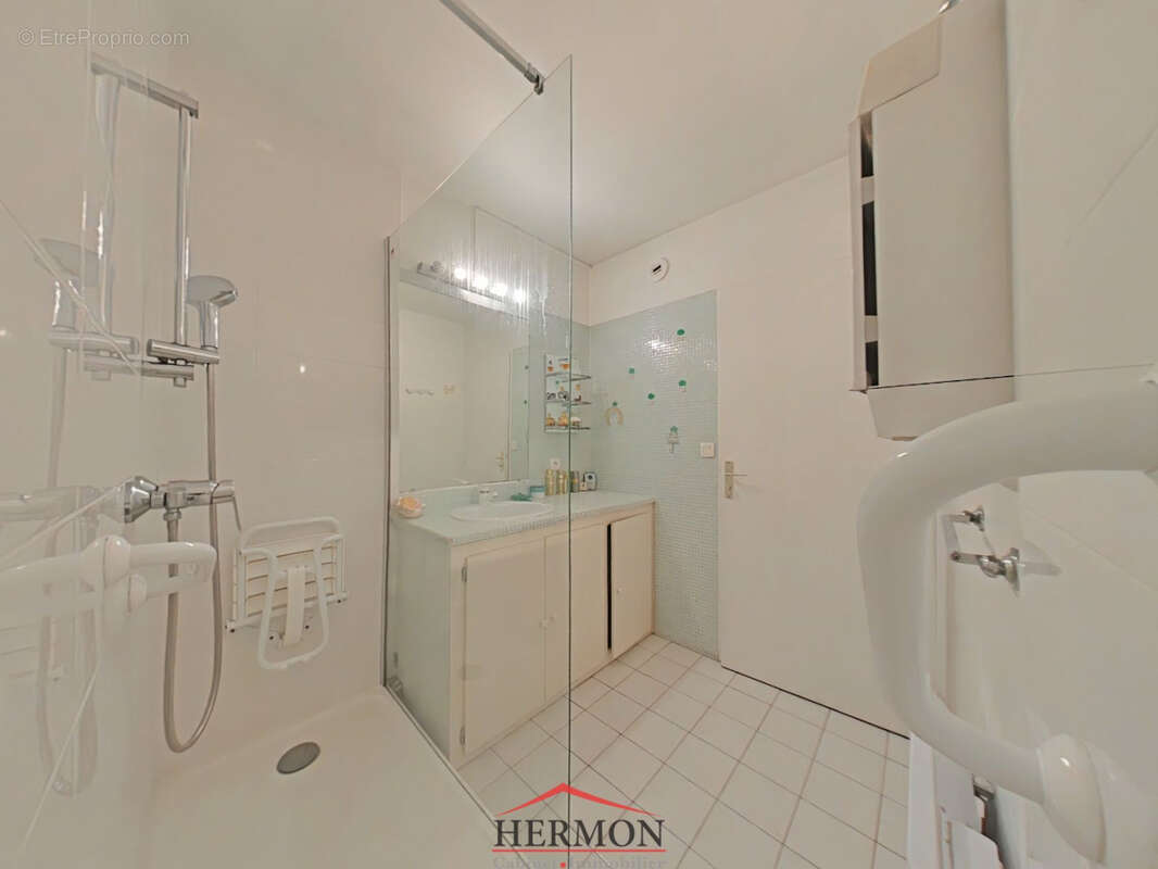 Appartement à COURBEVOIE