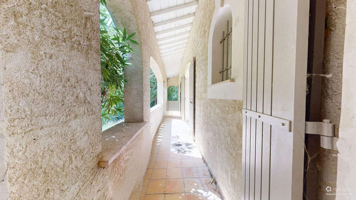 A vendre, Maison de Type 4 de plain-pied - Marseille 11e La Valentine ? 270 m², Vue panoramique & Piscine à débordement- 4 garag - photo 13