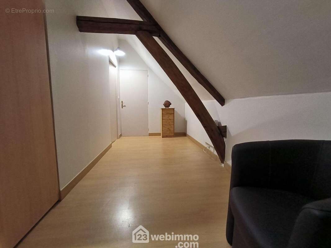 Le palier de 9 m² distribue... - Maison à MONT-NOTRE-DAME