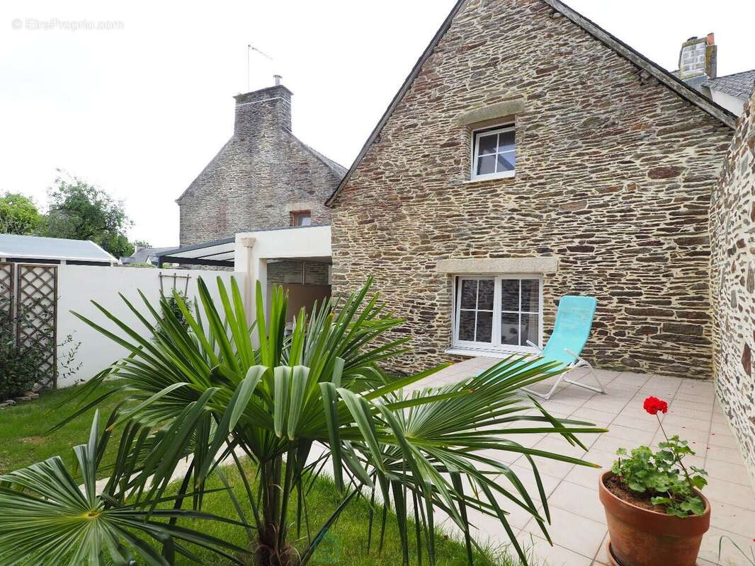 Remungol - Immeuble 157 m² + 50 m² complémentaires avec petit espace jardin intérieur - photo 3