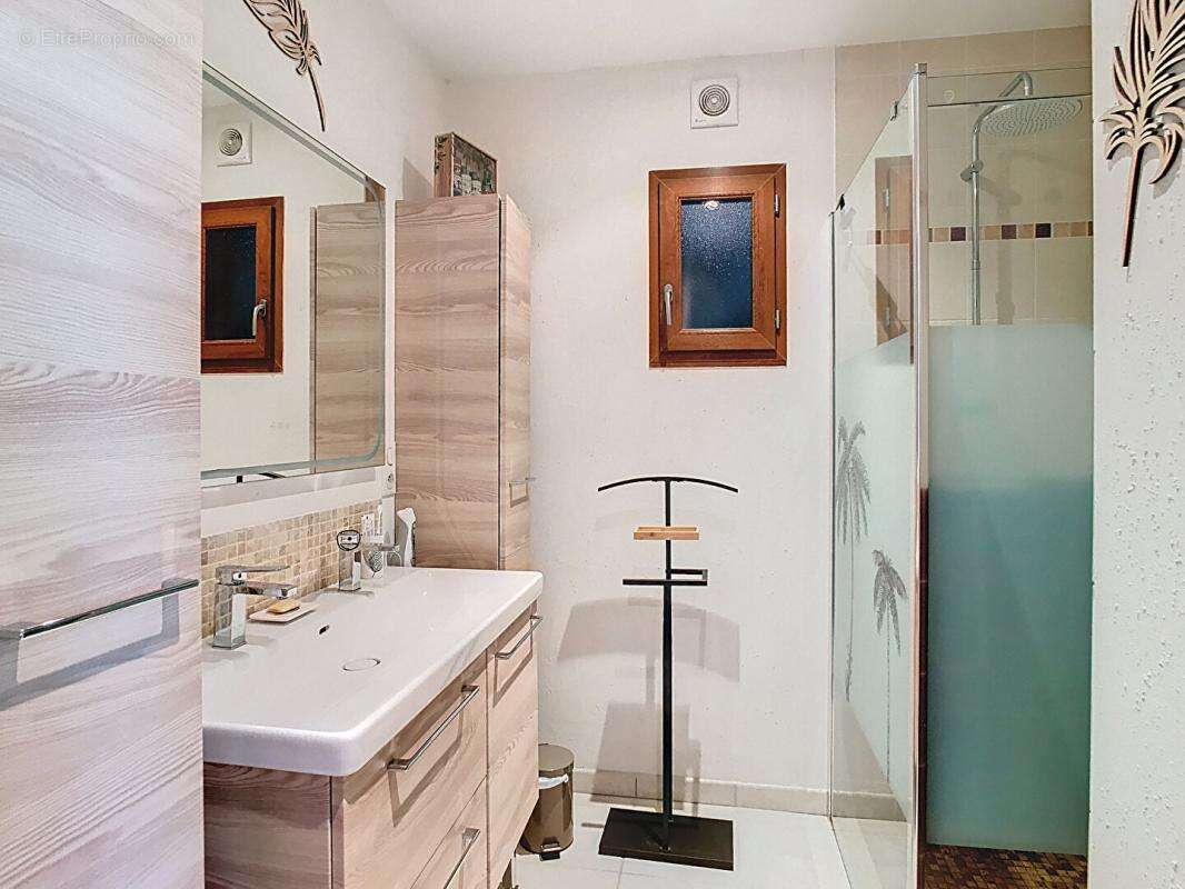 Ensemble contemporain avec maison principale, gîte indépendant, piscine chauffée et vaste terrain - photo 12