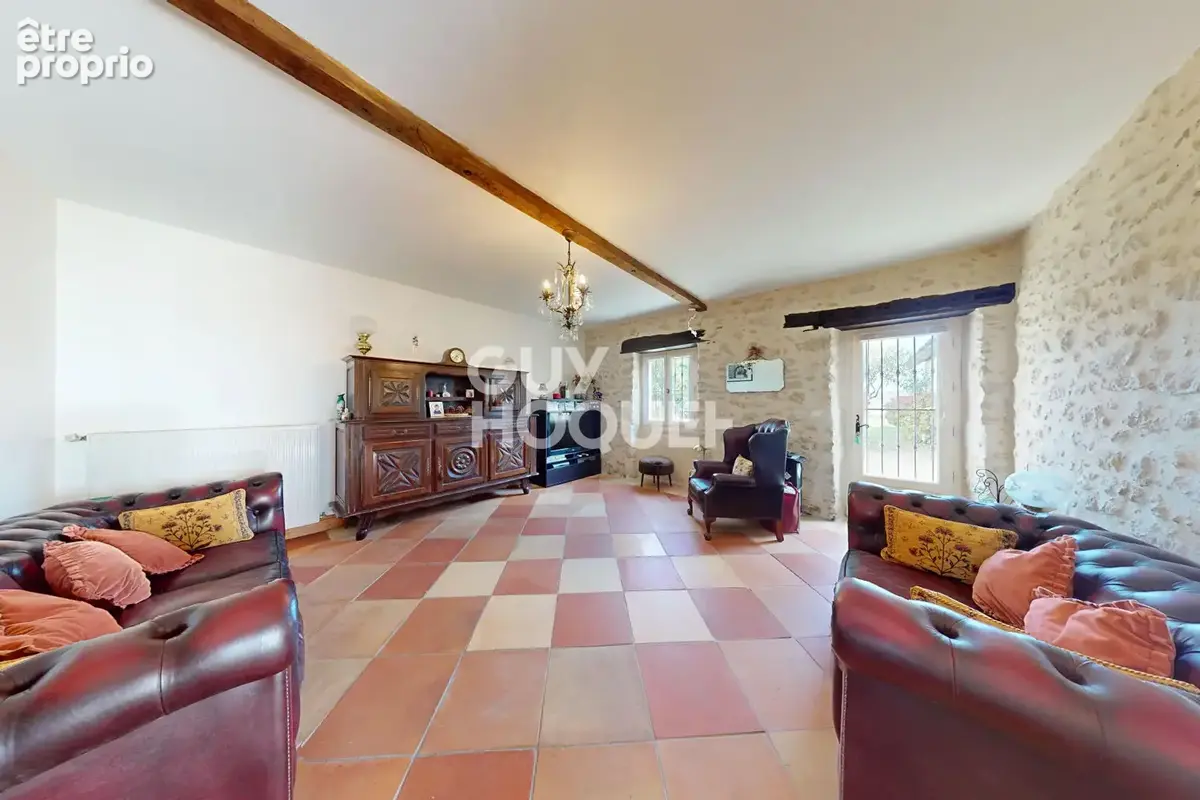 Propriété de charme en pierres apparentes de 273 m² avec dépendances et vue dominante - photo 3