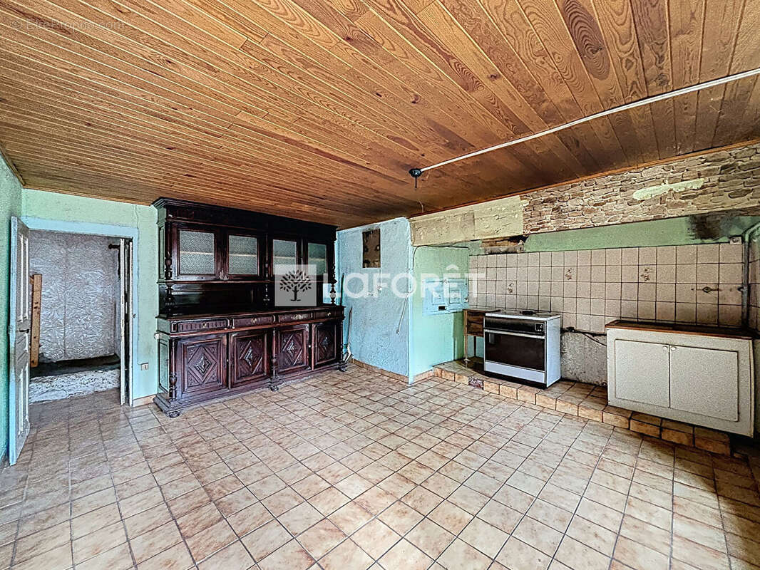 Corps de ferme en pierre avec grange - 151 m² -- Fort potentiel - photo 9