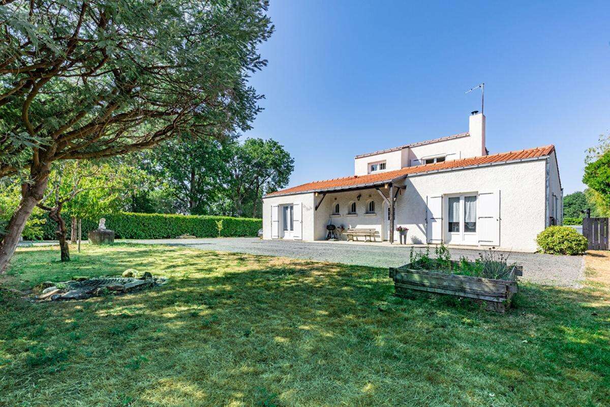 Maison Cugand 5 P . 4 Chs . 121.69 M² . T 1276 M² . Piscine avec abri . Garages . Terrasse - photo 4