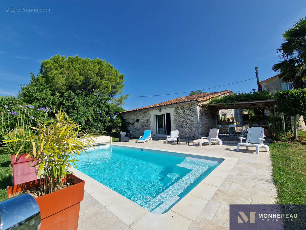 Maison à MONTMOREAU-SAINT-CYBARD