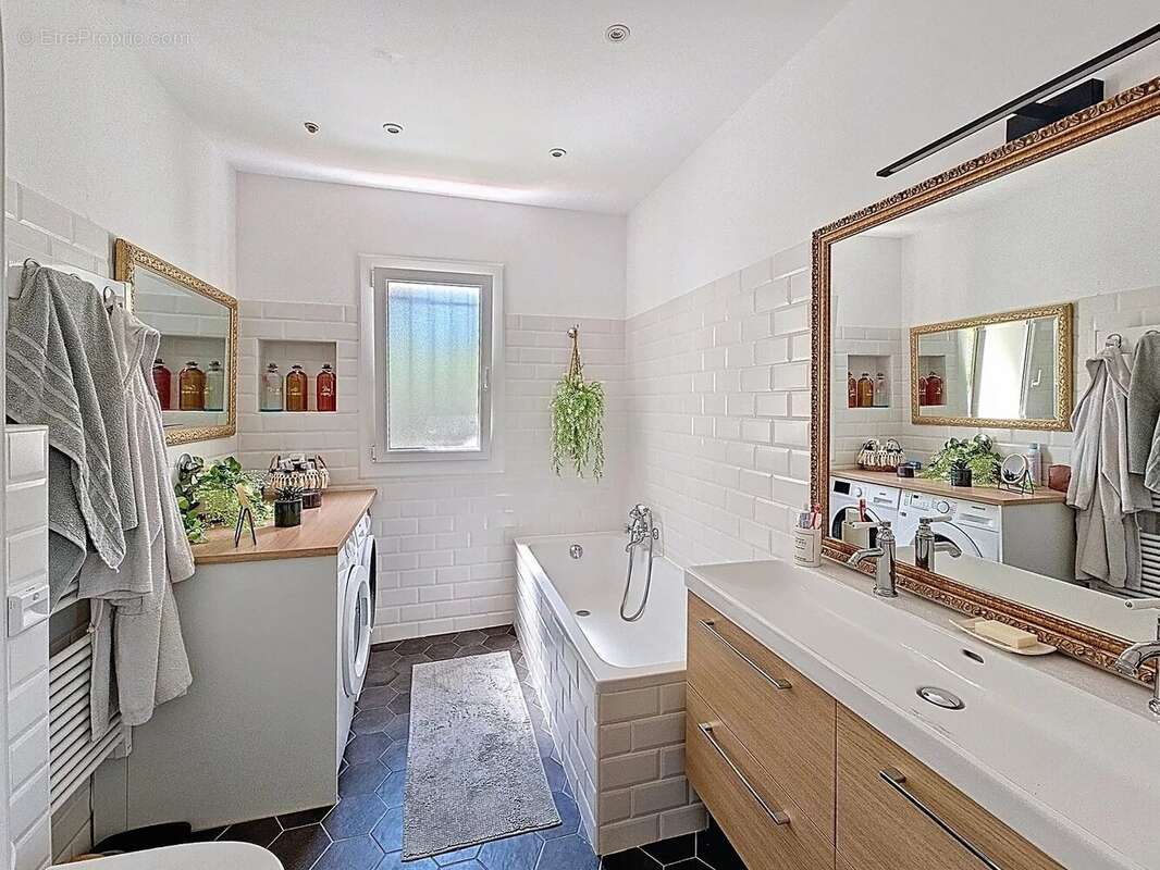 Maison à SAINT-LAURENT-DU-VAR