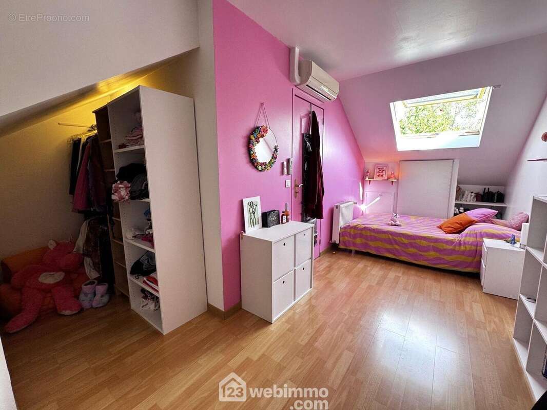 Passons à l'étage, une autre chambre avec un petit dressing