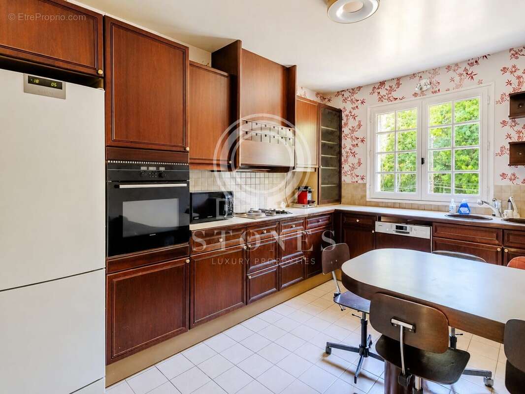 Maison 181 m² à La Celle-Saint-Cloud  - photo 6