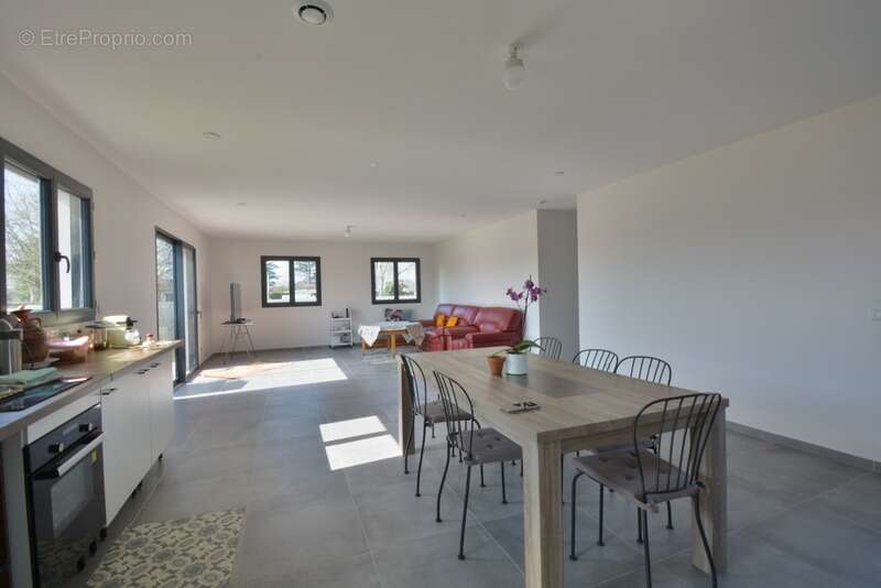 Maison à SAINT-MEDARD-DE-GUIZIERES