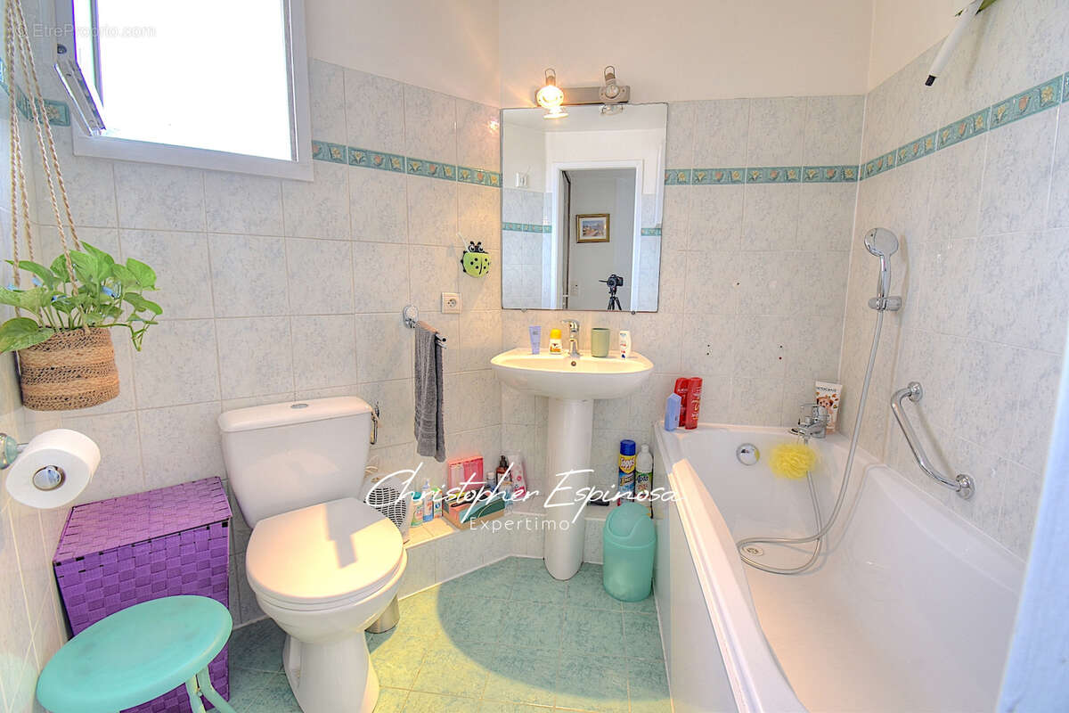 Antibes, villa jumelée de 88m2, terrain de 180m2, garage et parking privé. - photo 13